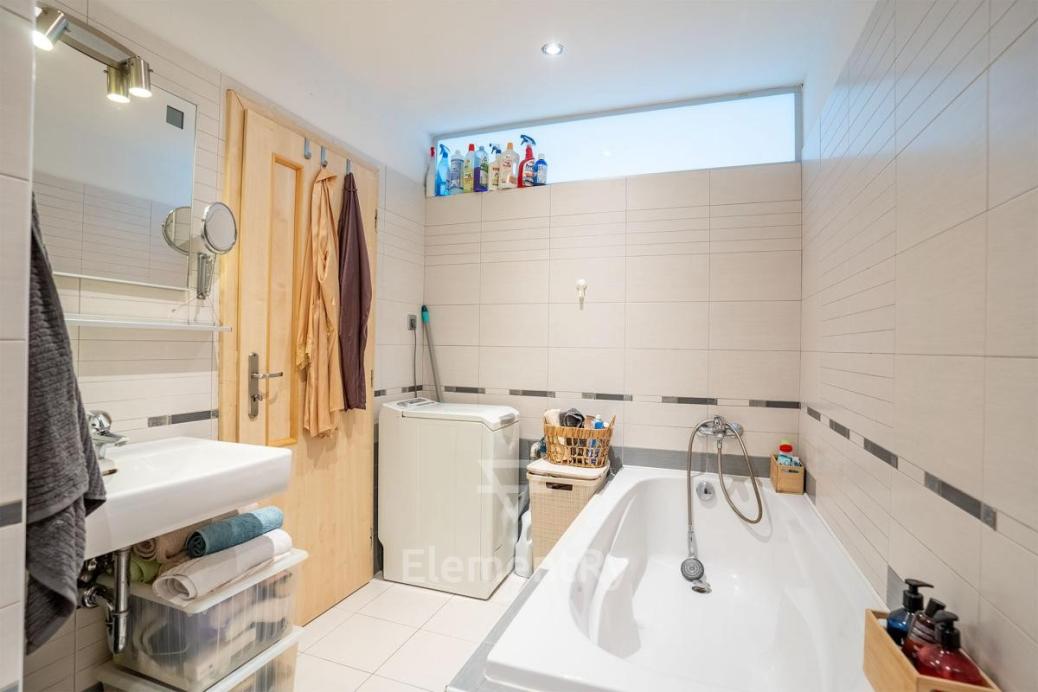 Prodej světlého bytu 4+kk (65 m²) v kompletně zrekonstruovaném domě 