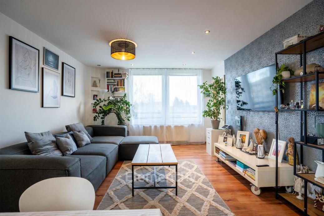 Prodej světlého bytu 4+kk (65 m²) v kompletně zrekonstruovaném domě 