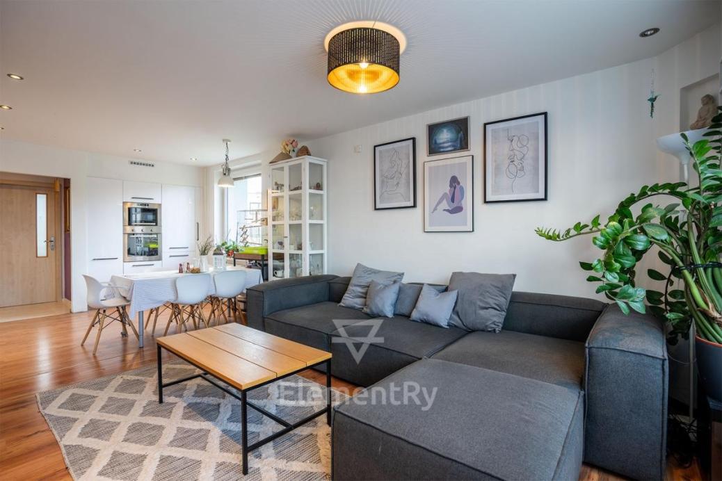 Prodej světlého bytu 4+kk (65 m²) v kompletně zrekonstruovaném domě 